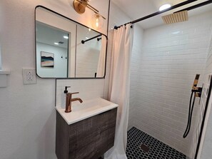 Een douche, een haardroger, handdoeken, zeep