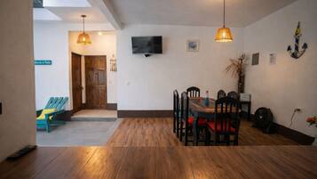 Perhetalo, näköala uima-altaalle | Ruokasali