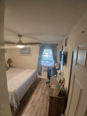 1 quarto, escrivaninha, ferros/tábuas de passar roupa, Wi-Fi de cortesia