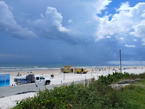 Perto da praia, espreguiçadeiras, toalhas de praia
