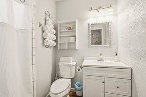 Towels, soap, toilet paper - Pristine Studio Unit (Tallahassee)