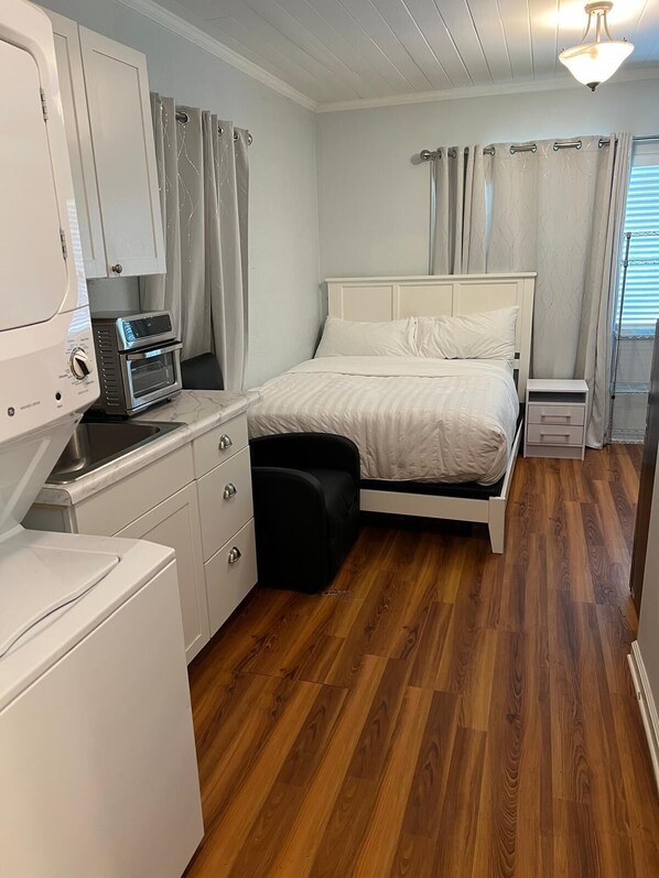 1 bedroom, WiFi, bed sheets - Pristine Studio Unit (Tallahassee)