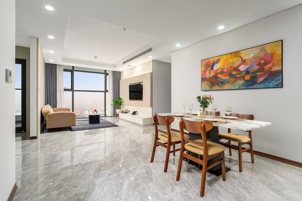 Signature Studio Suite, 3 Bedrooms | Living area