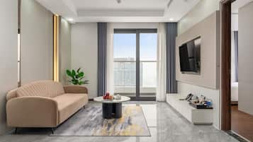 Grand Studio Suite, 3 Bedrooms | Living area