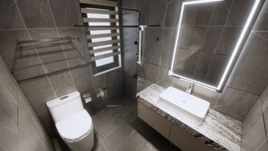 Habitación ejecutiva doble, vistas a la ciudad | Baño | Secador de pelo, zapatillas, toallas y jabón
