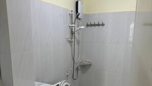Un baño con inodoro, bidé y lavabo.