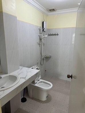 Departamento básico, balcón, vista a la ciudad | Baño