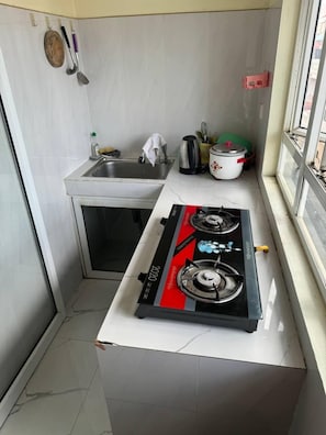 Departamento básico, balcón, vista a la ciudad | Cocina privada