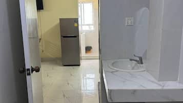 Departamento básico, balcón, vista a la ciudad | Baño