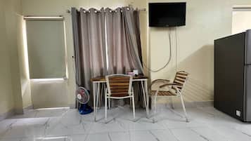 Departamento básico, balcón, vista a la ciudad | Área de sala de estar