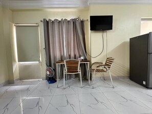 Appartement, balcon, vue ville | Coin séjour