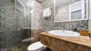 Deluxe Triple Room | Bathroom