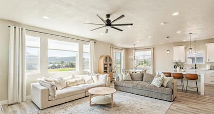 Spacious 5-bedroom house in Eagle Mountain w/Cinema!