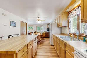 冷蔵庫、電子レンジ、オーブン、コンロ