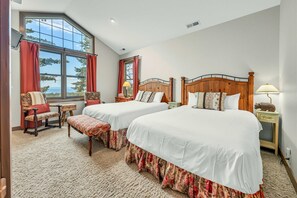 5 bedrooms, desk, WiFi, bed sheets