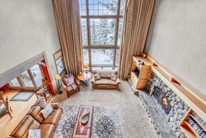 Televisión, chimenea, videojuegos y oficina 