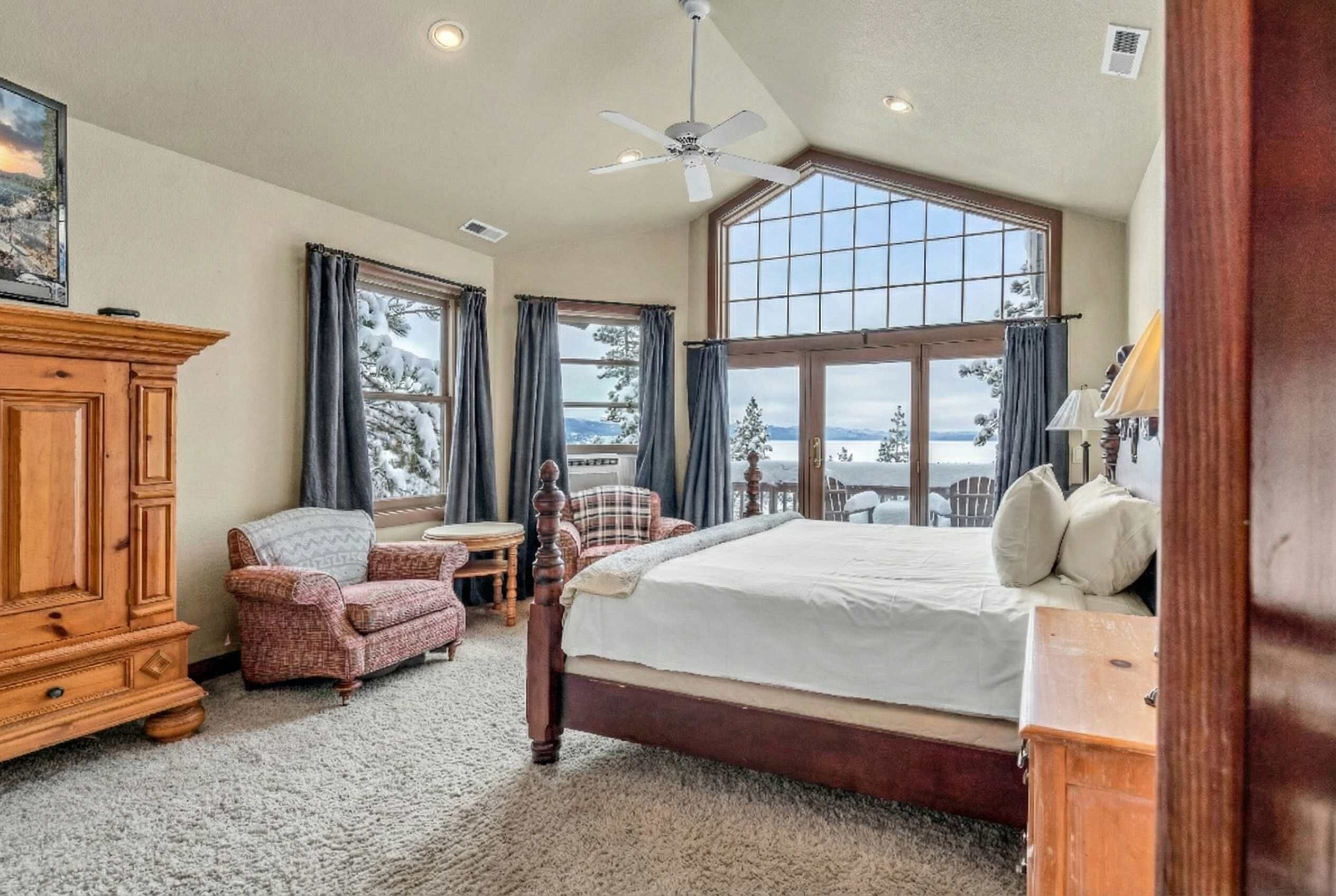 5 bedrooms, desk, WiFi, bed sheets