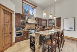 冷蔵庫、電子レンジ、オーブン、コンロ