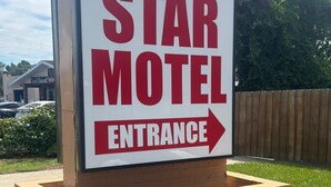 A sign for the Star Motel with an arrow pointing to the entrance. - Star Motel (Tampa)