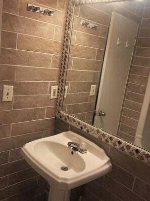 舒适单人房 | 浴室 | 免费洗浴用品、毛巾、肥皂、洗发水