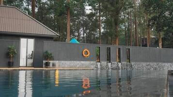 Kolam renang outdoor