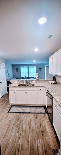 Beautiful beach themed 4-bdrm home in Sunset Beach. Newly added private fencing!