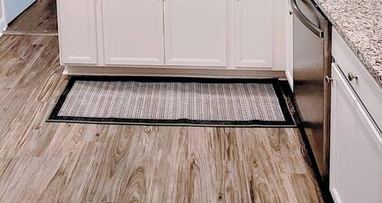 Beautiful beach themed 4-bdrm home in Sunset Beach. Newly added private fencing!