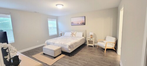 Beautiful beach themed 4-bdrm home in Sunset Beach. Newly added private fencing!