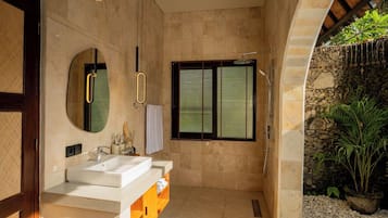 Master Suite | Bathroom | Separate tub and shower, free toiletries, hair dryer, bathrobes