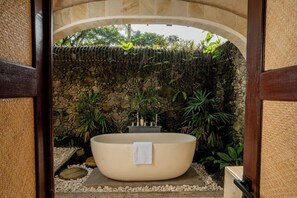 Deluxe Double or Twin Room | Bathroom | Separate tub and shower, free toiletries, hair dryer, towels