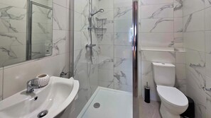 Dusche, Haartrockner, Handtücher