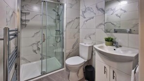 Shower, hair dryer, towels, shampoo - Bright & Stylish Apartment in Trendy Ranelagh (Dublin 6)