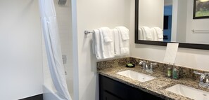 Sèche-cheveux, serviettes fournies, savon, papier toilette