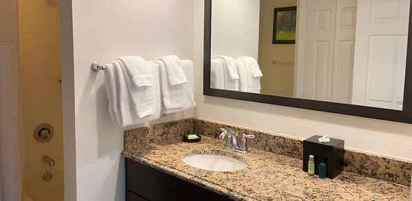 Sèche-cheveux, serviettes fournies, savon, papier toilette