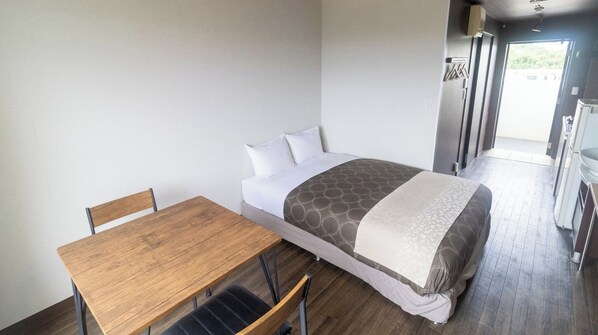 1 bedroom, desk, free WiFi, bed sheets