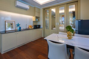 2 Bedroom Seafront King Villa | Khu vực ăn uống tại phòng