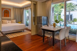 2 Bedroom Seafront King Villa | Essbereich im Zimmer