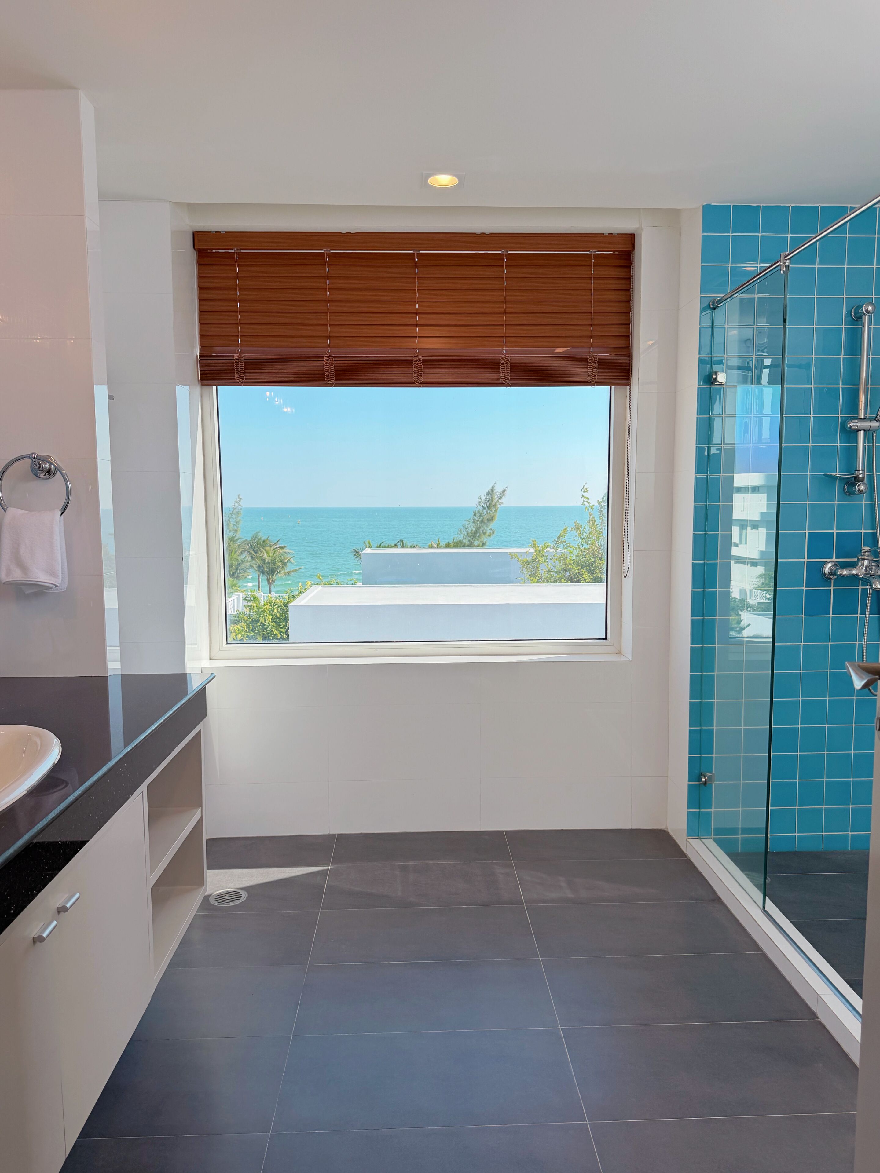 4 Bedroom Seaview Grand Room | 浴室 | 獨立浴缸及淋浴設備、免費梳洗用品、風筒、提供毛巾