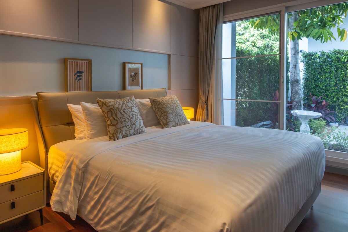 2 Bedroom Poolside King Villa | Minibar với thức ăn, đồ uống miễn phí, két bảo mật tại phòng, bàn 