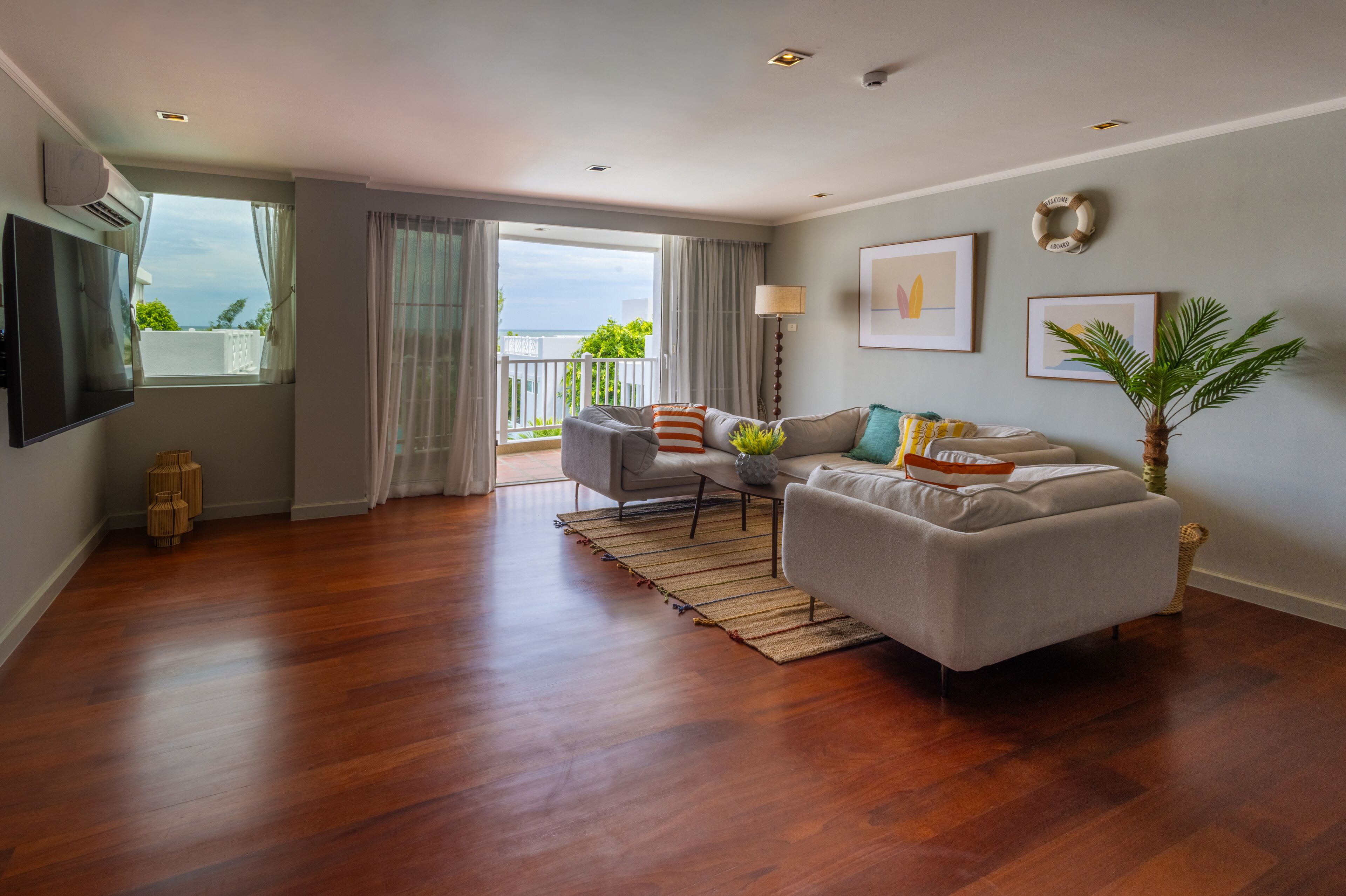 2 Bedroom Seaview Family Room | 起居区