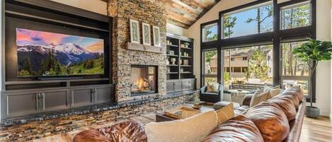 Fernseher, Kamin, Tischtennisplatte