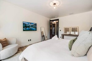 6 bedrooms, iron/ironing board, WiFi, bed sheets