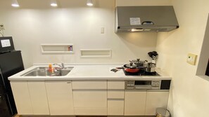 Fridge, microwave, stovetop, electric kettle - AkiraHome Tsurumibashi / 2 story house for rent popular with children / 6 bedrooms / 12 beds (Osaka city, Nishinari ward)