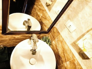 Een douche, een regendouche, designer toiletartikelen, een haardroger