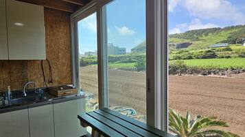 Refrigerador, microondas, utensilios de cocina