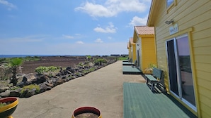 Una hilera de edificios amarillos con un paseo empedrado que lleva a la playa.