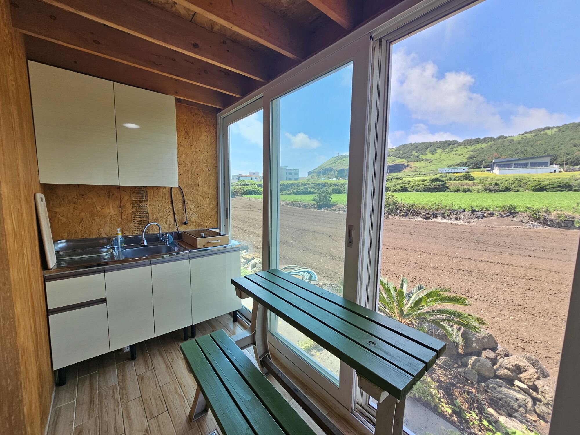 17 ping Sea View Detached House | Cocina privada | Refrigerador, microondas y utensilios de cocina 