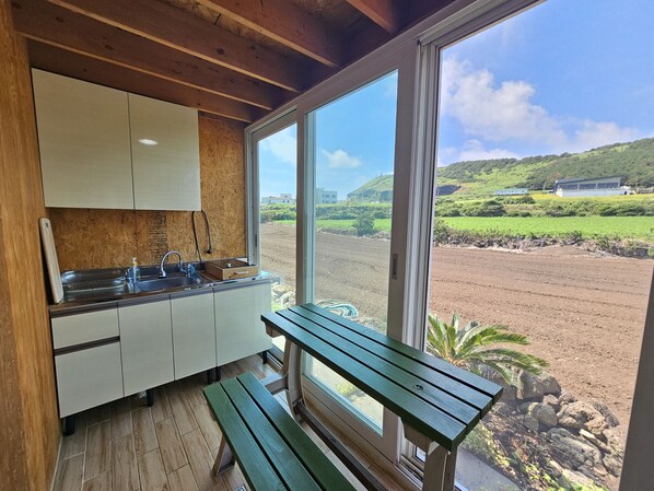 17 ping Sea View Detached House | Private kitchen | Fridge, microwave, cookware/dishes/utensils - Udo Sunflower pension (Jeju City)