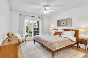 4 habitaciones, caja de seguridad en la habitación y escritorio 