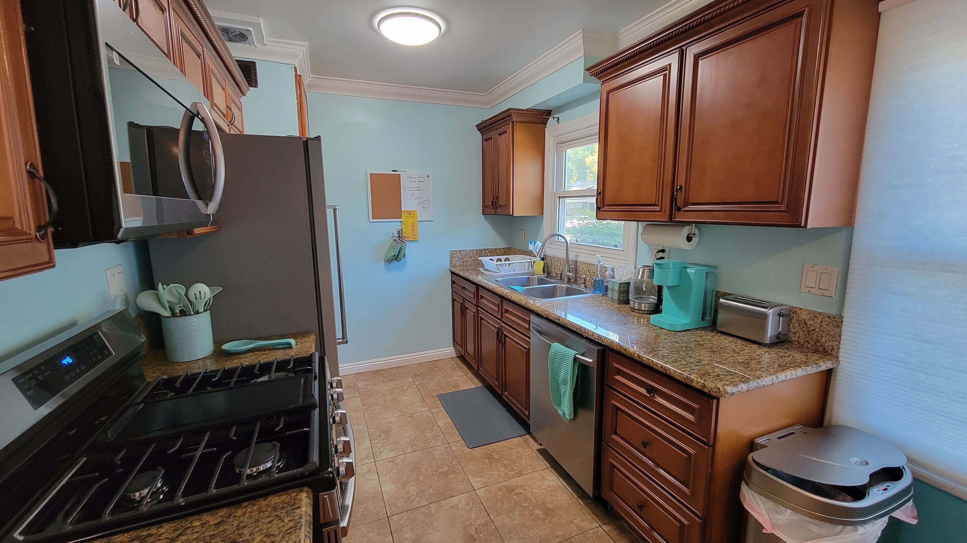 Een microgolfoven, een oven, een kookplaat, een vaatwasser